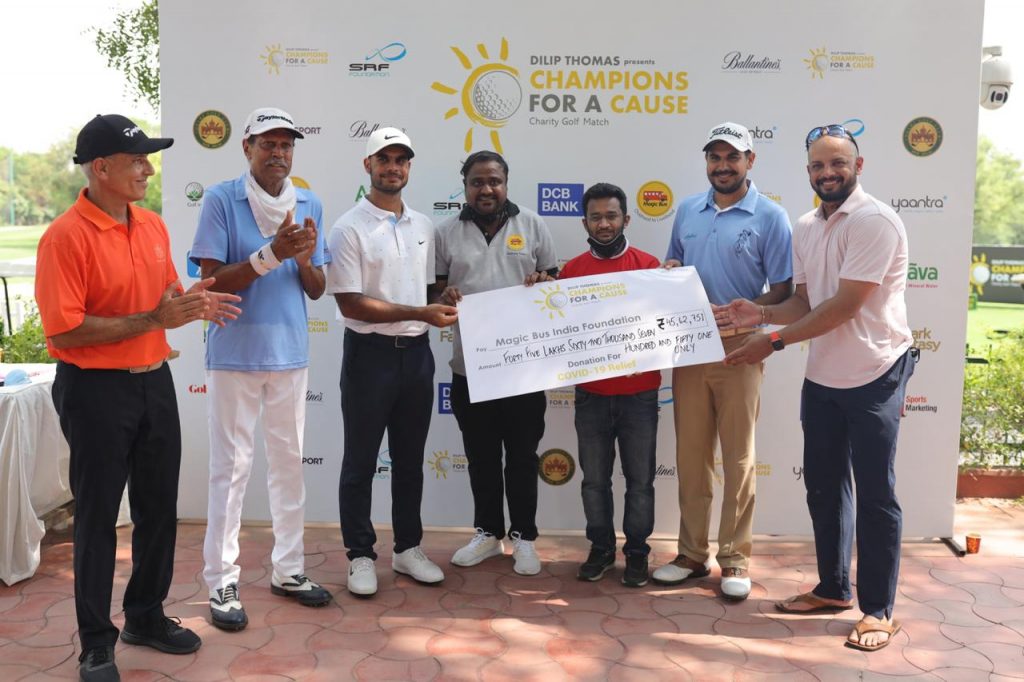 Kapil Dev, Shubhankar Sharma, Gaganjeet Bhullar and Murali Kartik giving the donation cheque to Magic Bus