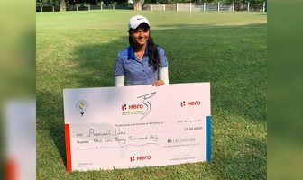 Pranavi Urs poses with her winning cheque