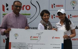 Seher Atwal (R) receiving her winning cheque from Mr. Andrew Pinto Chairman Tournaments-PCGC and Mrs. Padmaja Shirke, Lady Captain PCGC