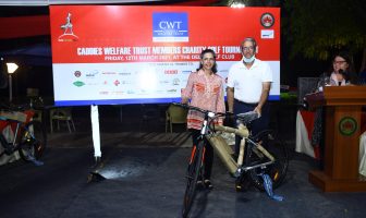 Naveena Punj receiving hole-in-one prize from Manjit Singh, President, DGC