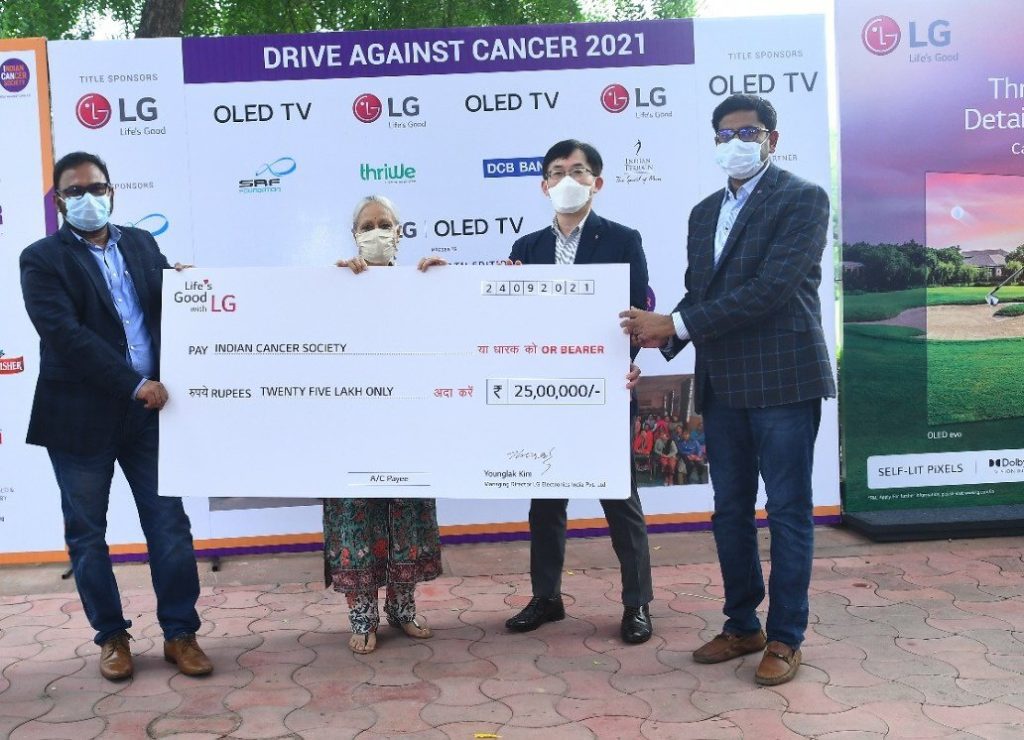 Garry Kim, Director, LG Home Entertainment presents a donation of Rs 25 lacs to Indian Cancer Society at Delhi Golf Club today.