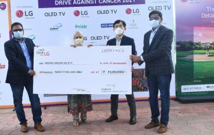 Garry Kim, Director, LG Home Entertainment presents a donation of Rs 25 lacs to Indian Cancer Society at Delhi Golf Club today.