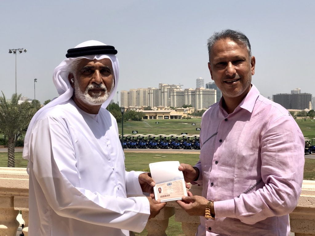 Jeev Milkha Singh (R) receiving Dubai Golf Visa