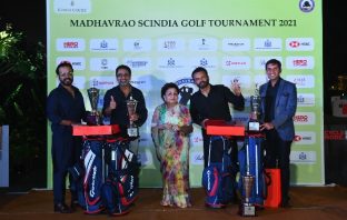 Winning team - Rishi Parthi, Sidharth Bahl, Rajmata Madhve Raje Scindia (Centre), Manav Sardana & Chiragh Paul