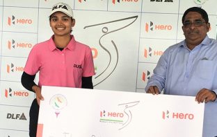 Jahanvi Bakshi receiving winner's cheque from Mr. B V K Raju, Hon. Secretary HGA