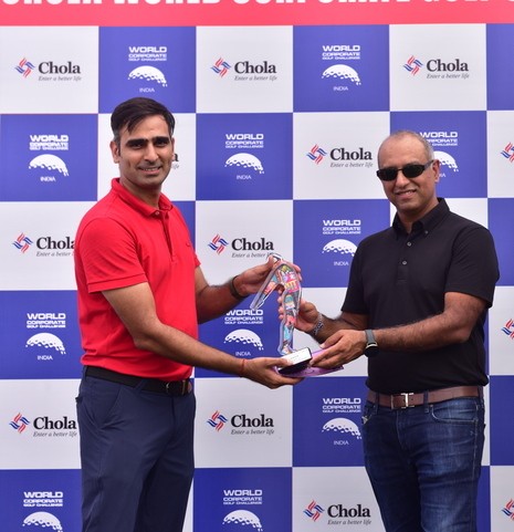 Navnit Nakra, CEO One Plus awards winner of Indian Terrain longest drive - Ravi Tewari (L)