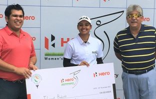Jahanvi Bakshi receives winners cheque from Ishan de Souza and Brandon de Souza