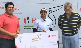 Jahanvi Bakshi receives winners cheque from Ishan de Souza and Brandon de Souza