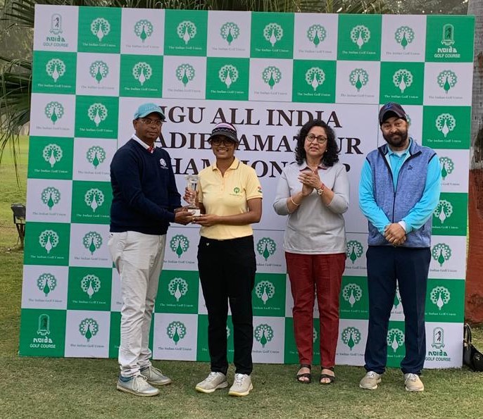 Kriti Chowhan receiving her runner-up trophy