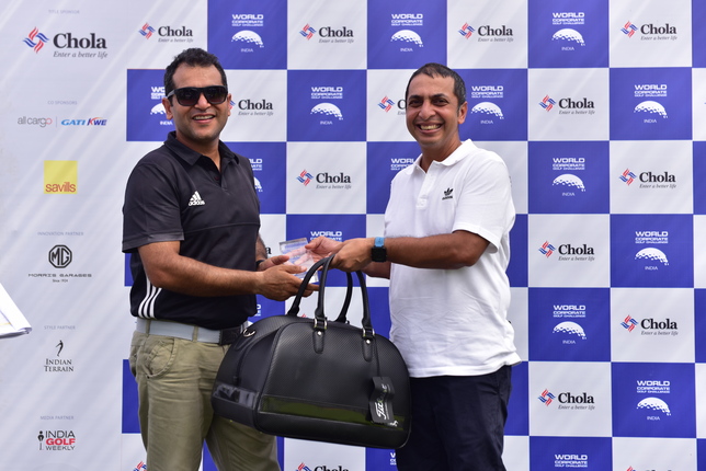 Prateek Pant of White Oak Capital ( L) gives away the Straightest Drive Prize