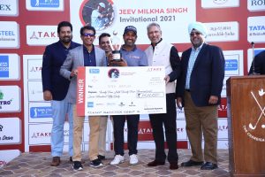Shiv Kapur receives the winner's cheque and trophy from Mr. Srinivasan H R, Director, TAKE Sports Management Pvt. Ltd. (2nd from left) and Indian golf legend and tournament host Mr. Jeev Milkha Singh (2nd from right). The others seen in the picture are Mr. Uttam Singh Mundy, CEO, PGTI (extreme left), Mr. Arvind Bajaj, Captain, Chandigarh Golf Club (3rd from left), Mr. Ravibir Singh, President, Chandigarh Golf Club (extreme right).