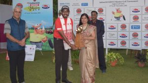 Yuvraj Singh Sandhu receives the winner's cheque from Mr. S S Pandita, ED (Coordination), Corporate Office, IOCL