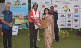 Yuvraj Singh Sandhu receives the winner's cheque from Mr. S S Pandita, ED (Coordination), Corporate Office, IOCL