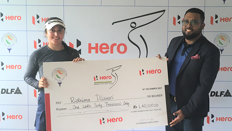 Ridhima Dilawari receiving winner's cheque from Mr. Mayukh Ray, Captain-Tollygunge Golf Club