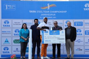 Udayan Mane receives the winner's cheque and trophy from Mr. T V Narendran, CEO & Managing Director, TATA Steel. The other dignitaries in the picture are Mr. Sanjiv Paul, Vice President (Safety, Health & Sustainability), TATA Steel (extreme right), Mrs. Ruchi Narendran (extreme left) and Mr. Uttam Singh Mundy, CEO, PGTI (2nd from left).