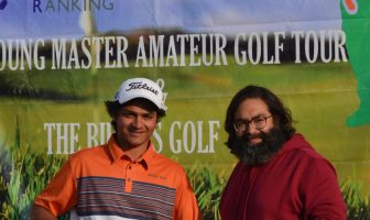 Ayaan Gupta receiving winning cheque from Puneet Khanna