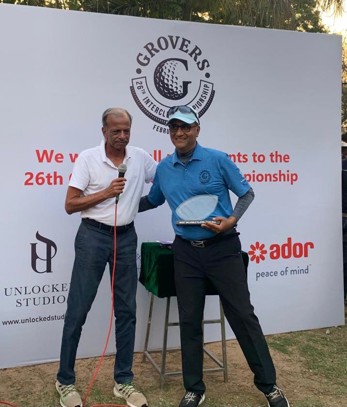 Kapil Grover awards the MVP prize to Andrew Pinto of Pune GC