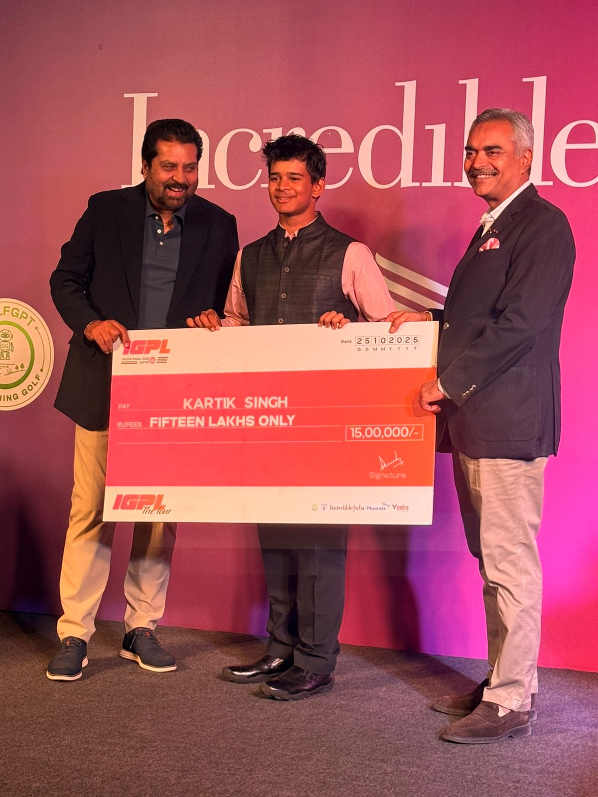 Kartik Singh (centre) poses with his runner-up cheque with Uttam Mundy (L) & Yogendra Singh (Captain, Rambagh Golf Club)